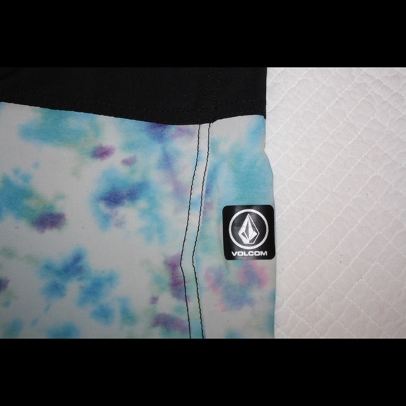 Boys Volcom Cinch Fly Board Shorts - Picture 3 of 9
